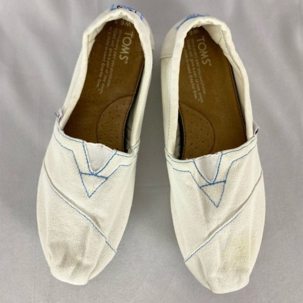 Classic white Tom’s great for the beach, spring and summer women’s size 6.5.
